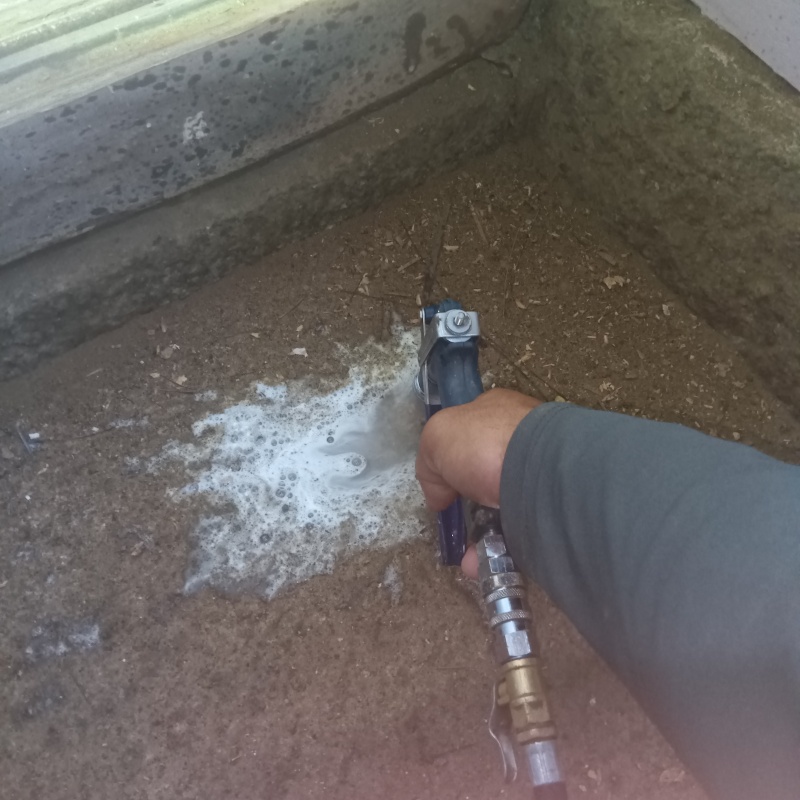 土間の床にシロアリ駆除剤を注入する様子