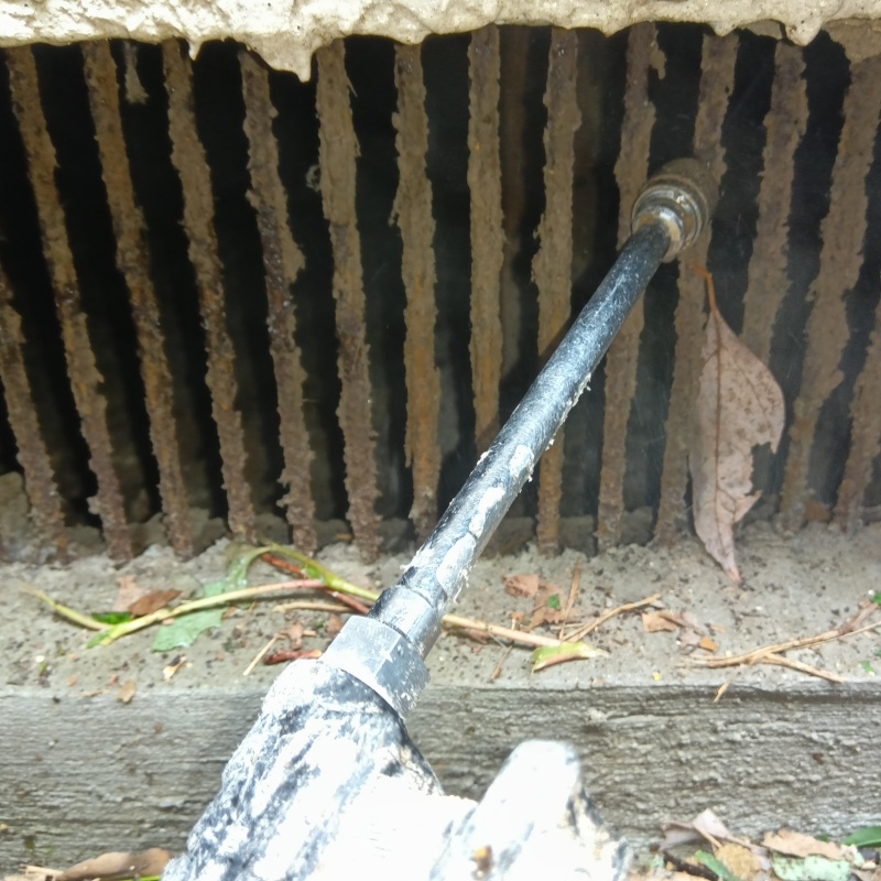 床下の土壌にシロアリ駆除剤を散布する様子