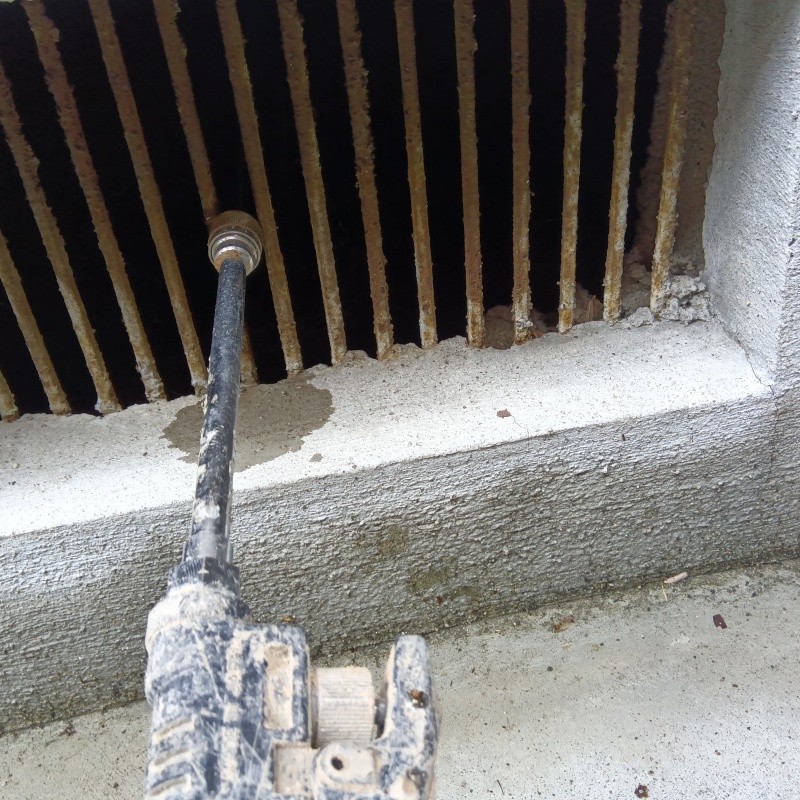 床下の土壌にシロアリ駆除剤を散布する様子