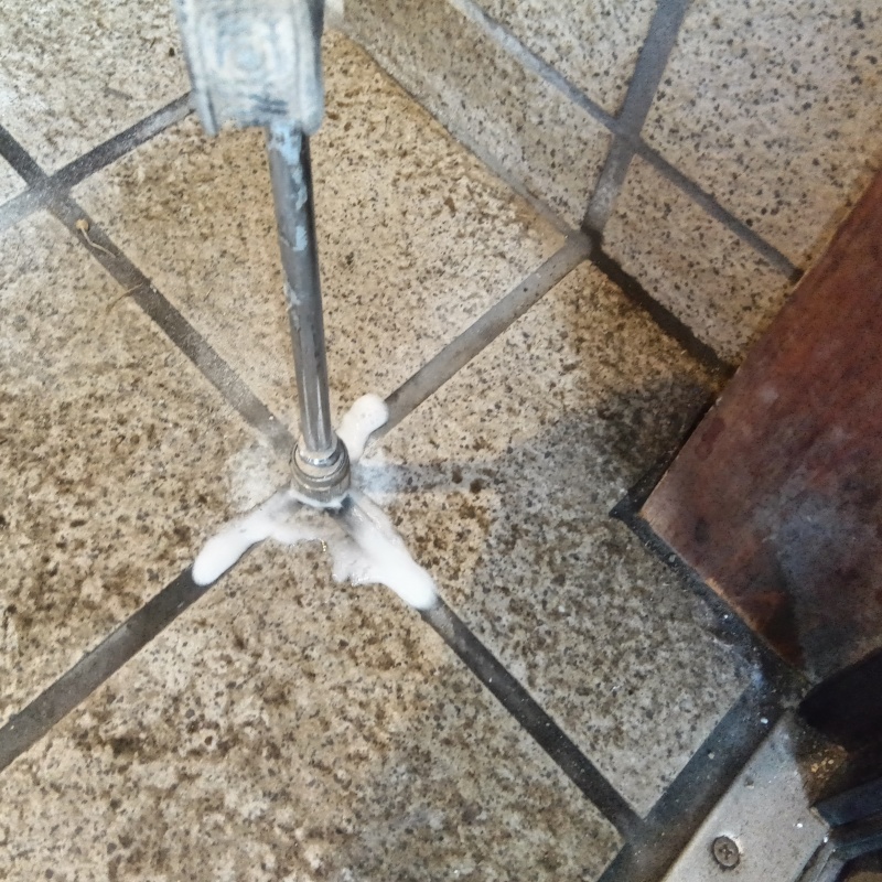 玄関の床にシロアリ駆除剤を注入する様子