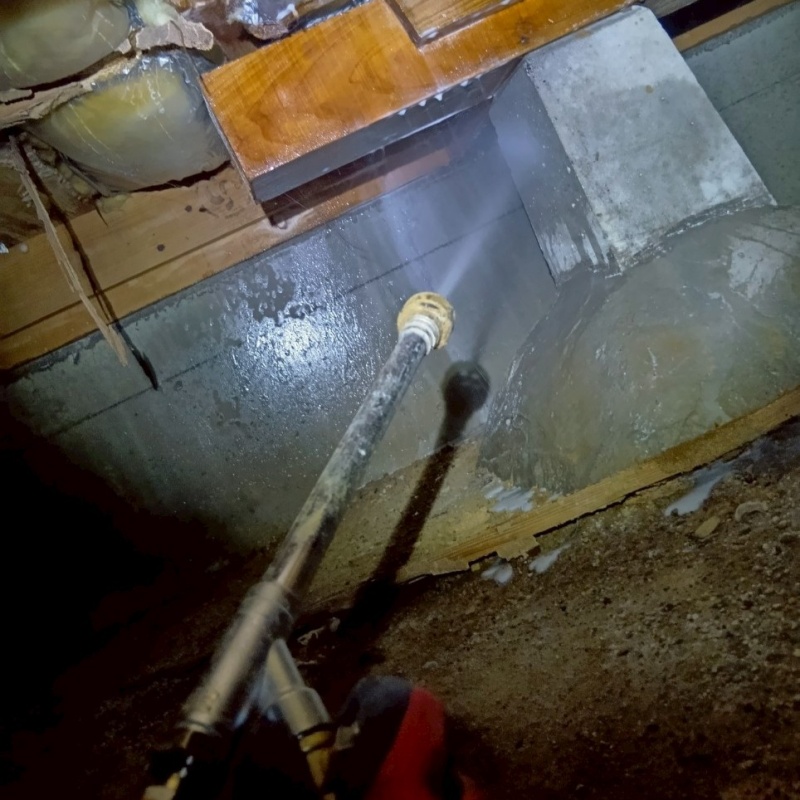 床下の基礎部分にシロアリ駆除剤を散布する様子