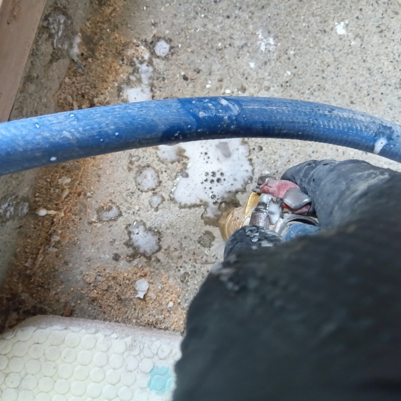 土間の床にシロアリ駆除剤を注入する様子