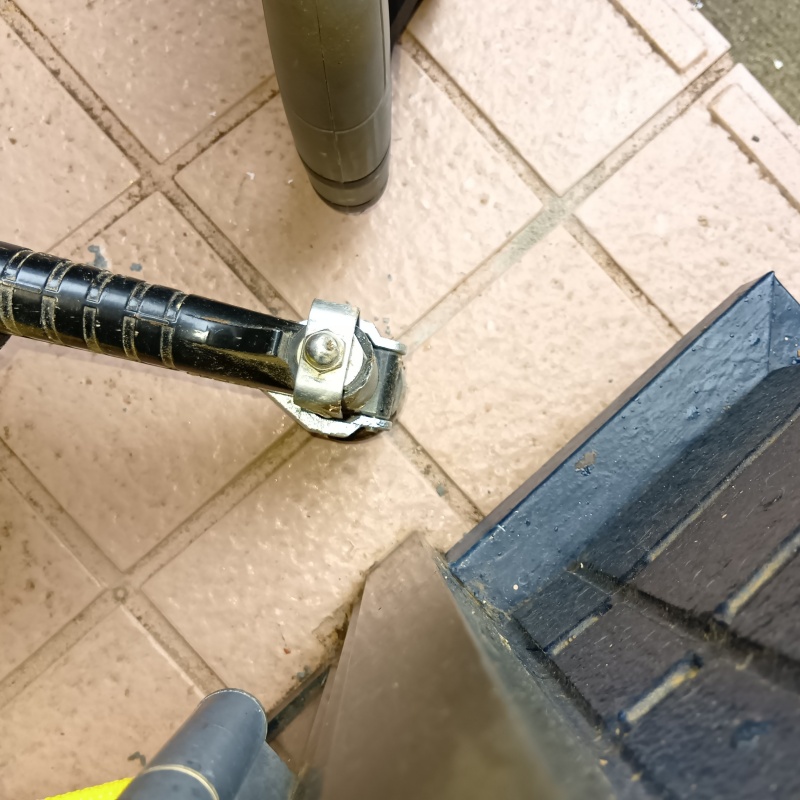 玄関の床にシロアリ駆除剤を注入する様子