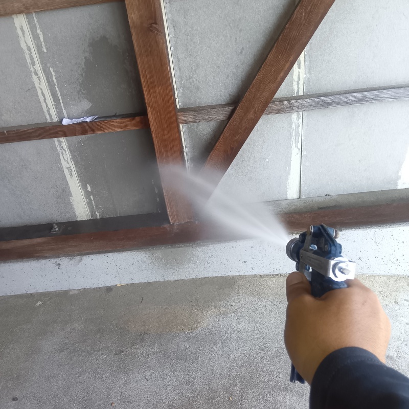 基礎まわりにシロアリ駆除剤を散布する様子