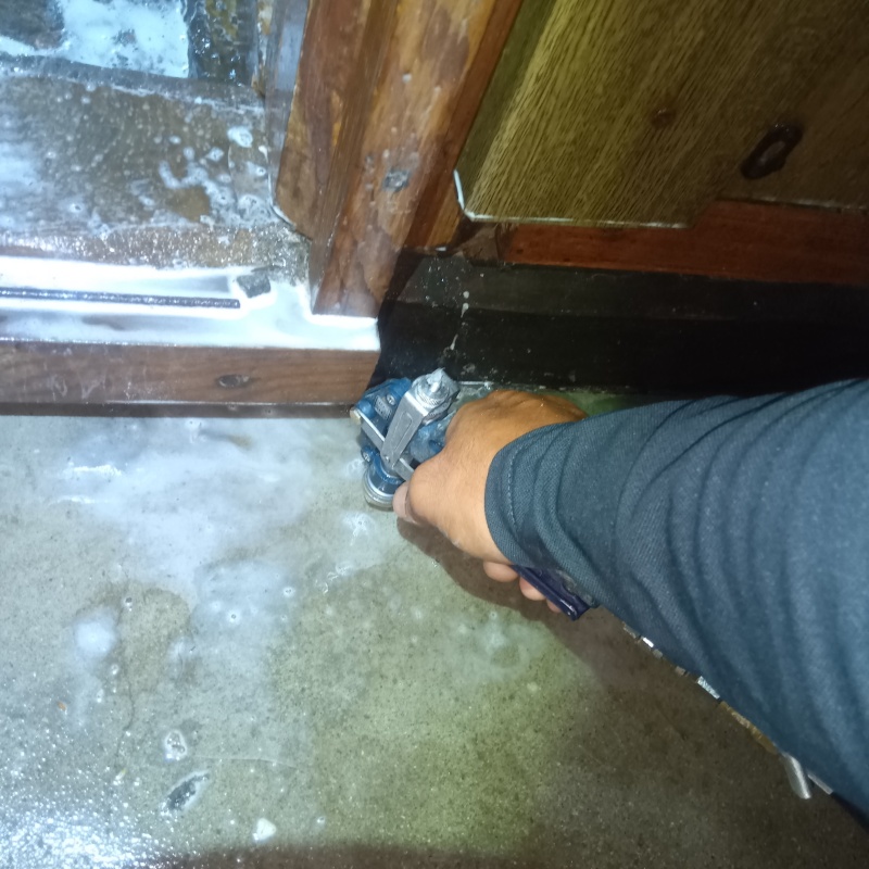 土間の床にシロアリ駆除剤を注入する様子