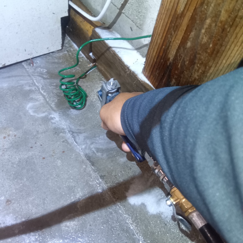 土間の床にシロアリ駆除剤を注入する様子