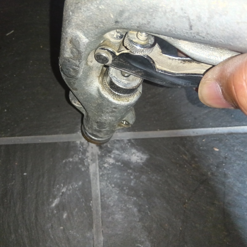 玄関の床にシロアリ駆除剤を注入する様子