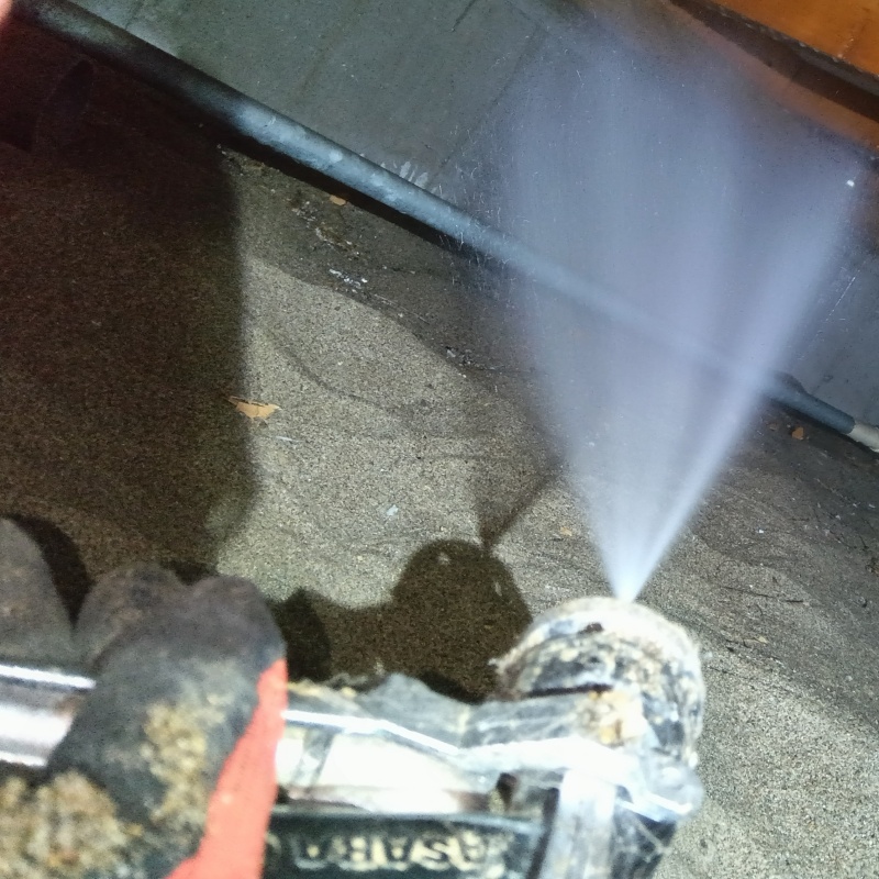 床下の基礎部分にシロアリ駆除剤を散布する様子