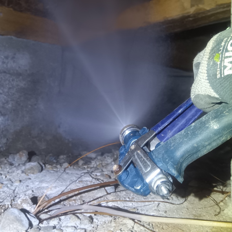 床下の基礎部分にシロアリ駆除剤を散布する様子