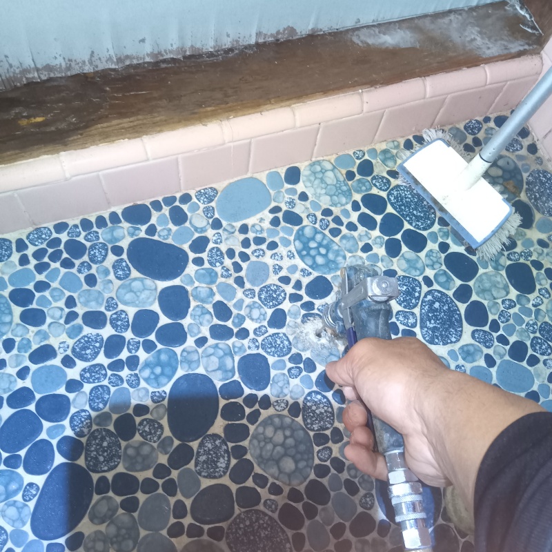 浴室の床にシロアリ駆除剤を注入する様子
