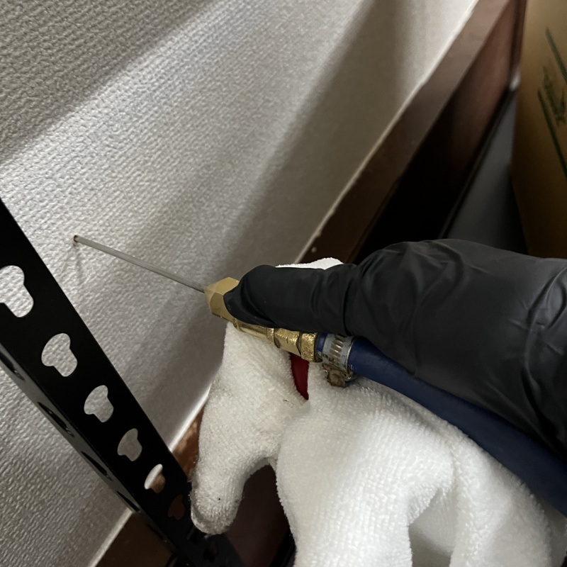 リビングの壁にシロアリ駆除剤を注入する様子