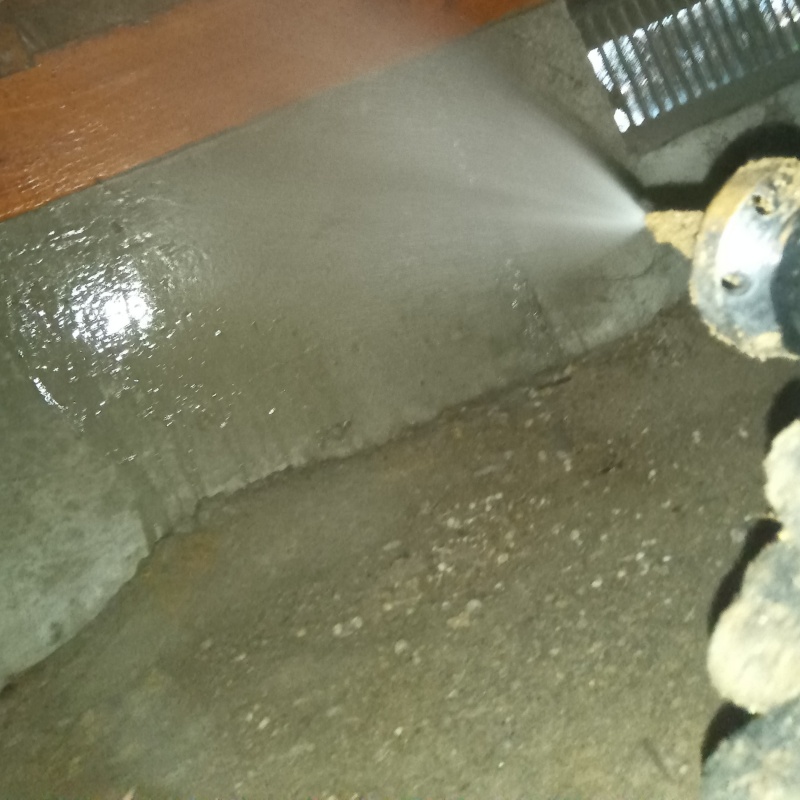 床下の基礎部分にシロアリ駆除剤を散布する様子