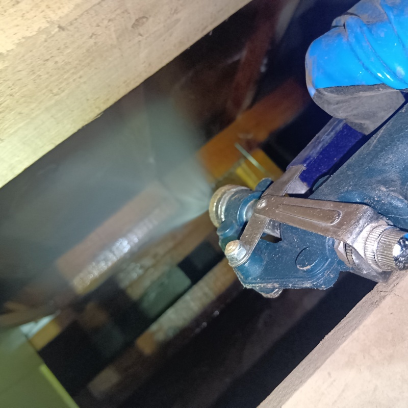 床下の木材にシロアリ駆除剤を散布する様子