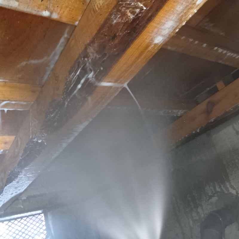 床下の木部にシロアリ駆除剤を散布