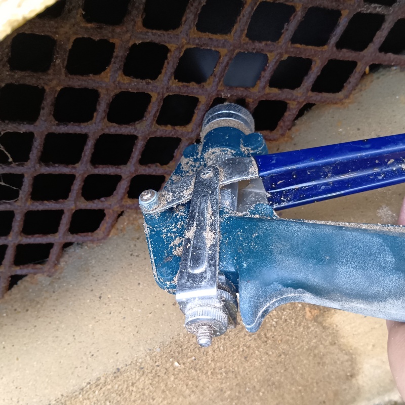 床下通気口からシロアリ駆除剤を散布