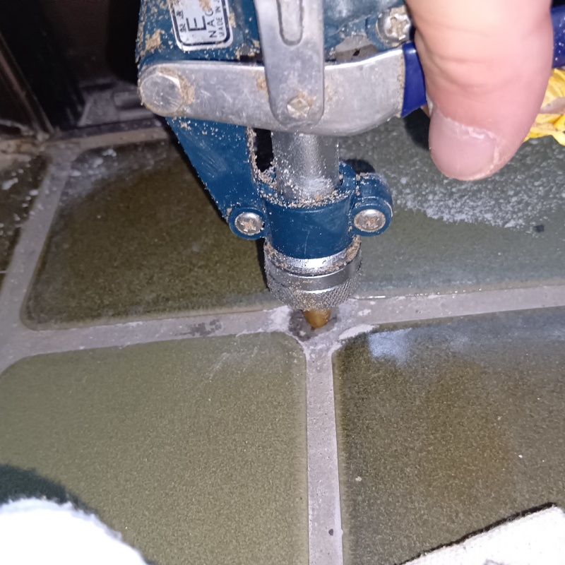 床下通気口からシロアリ駆除剤を散布