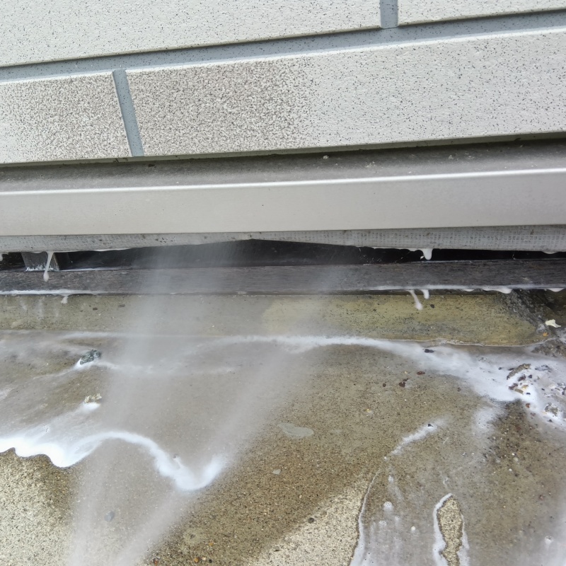 地面にシロアリ駆除剤を散布