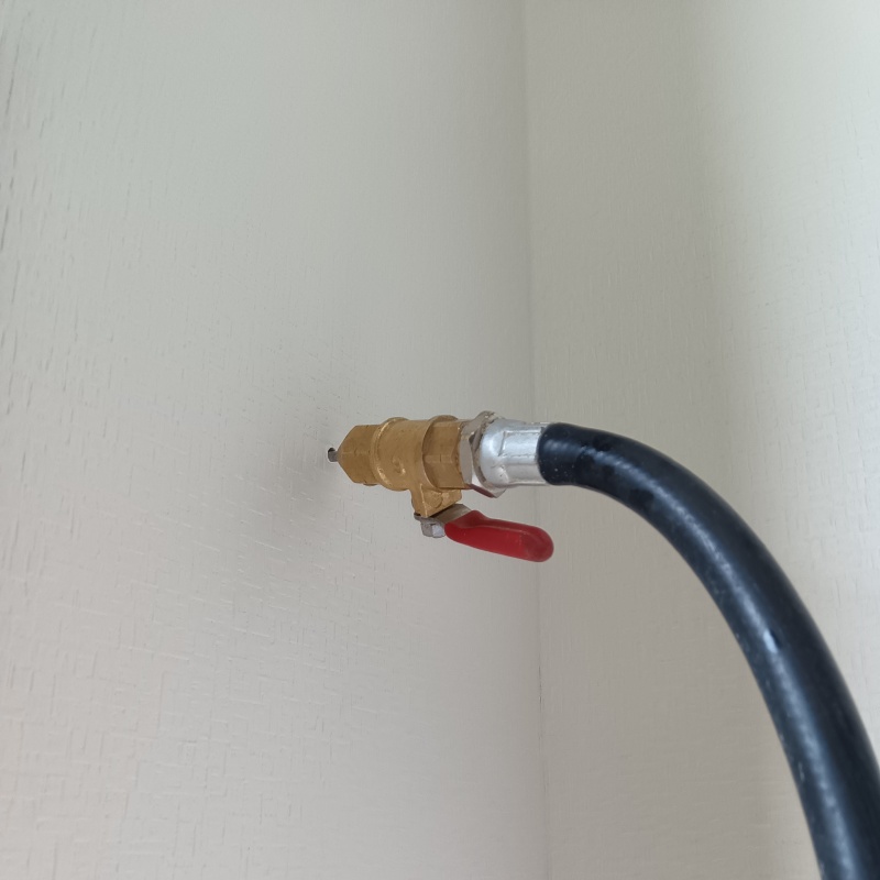 地面にシロアリ駆除剤を散布