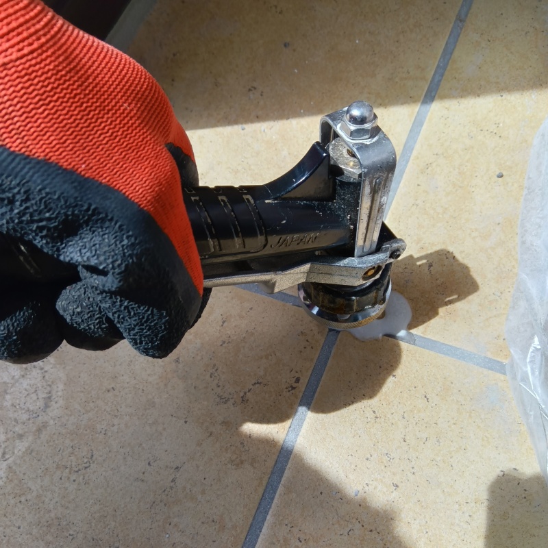 玄関の床タイルにシロアリ駆除剤を注入