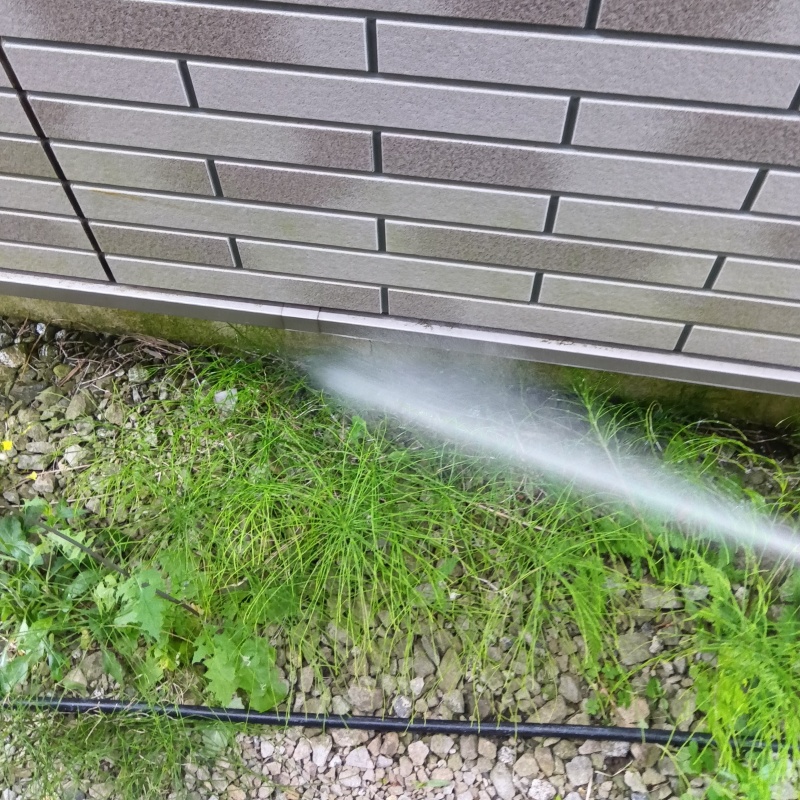 建物外周にシロアリ駆除剤を散布