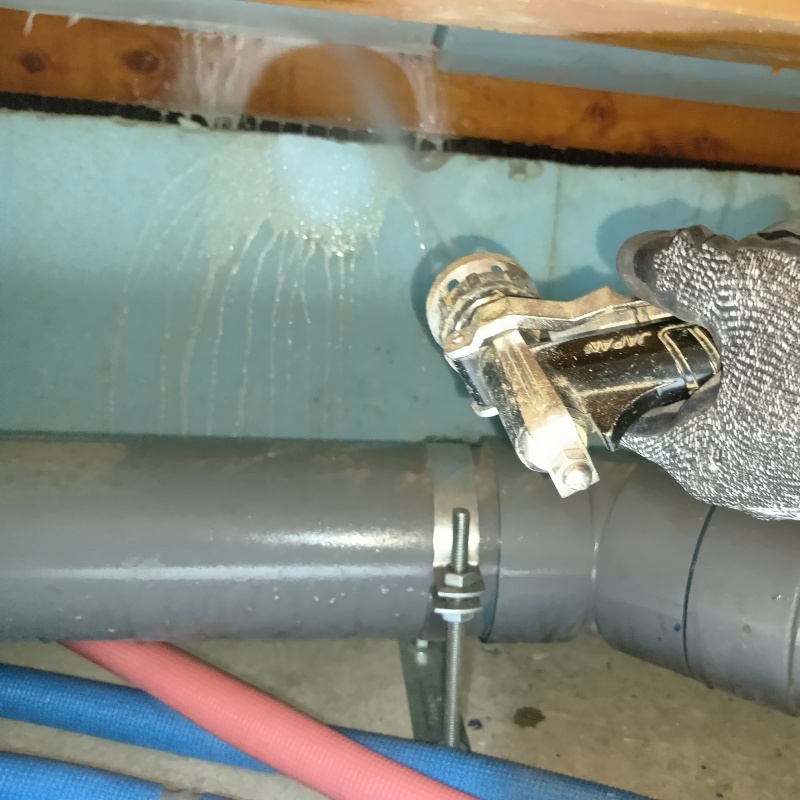 床下の木部に防蟻剤を散布