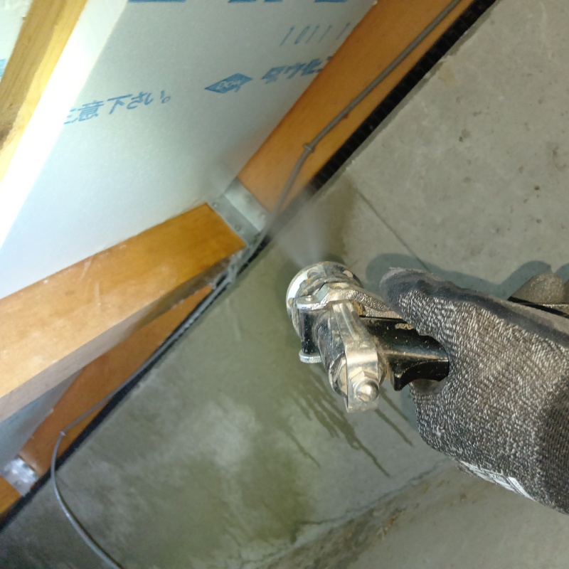 床下の木部に防蟻剤を散布