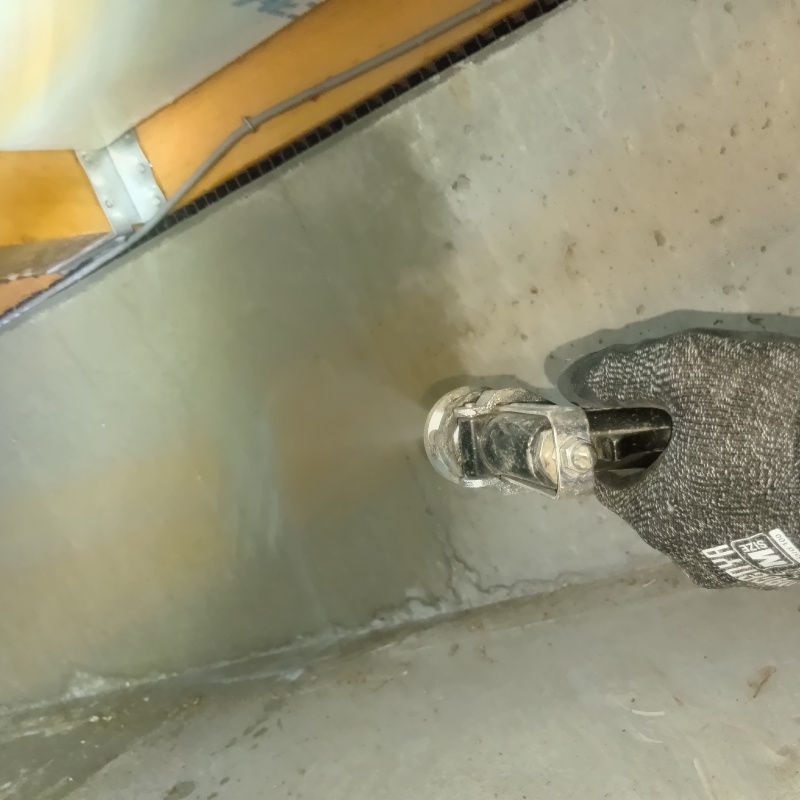 床下の基礎に防蟻剤を散布