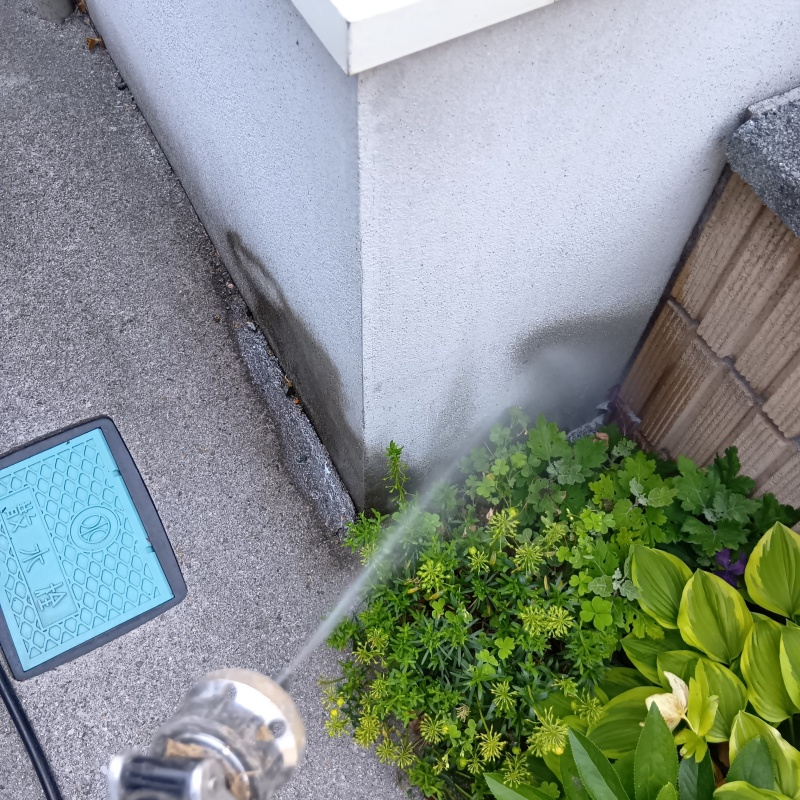 床下の基礎に防蟻剤を散布