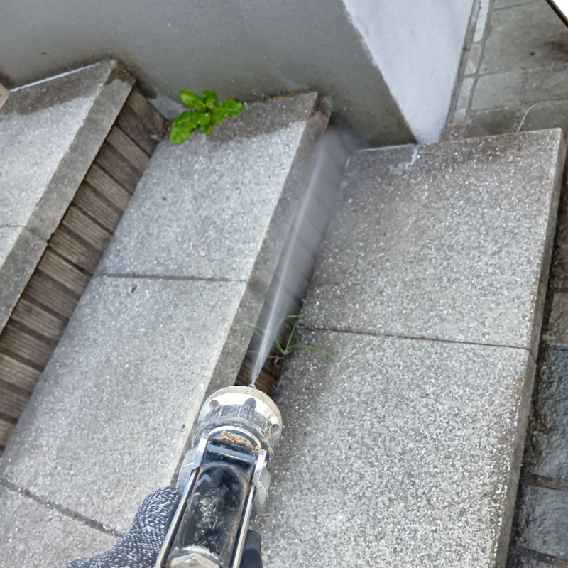 外の階段に防蟻剤を散布