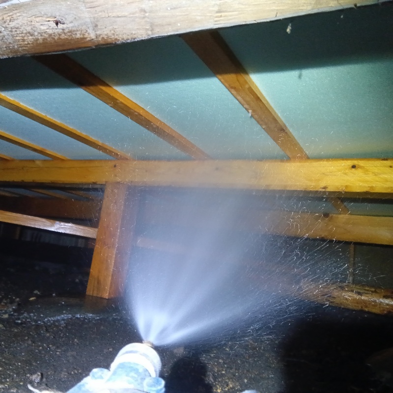 床下の木材にシロアリ駆除剤を散布