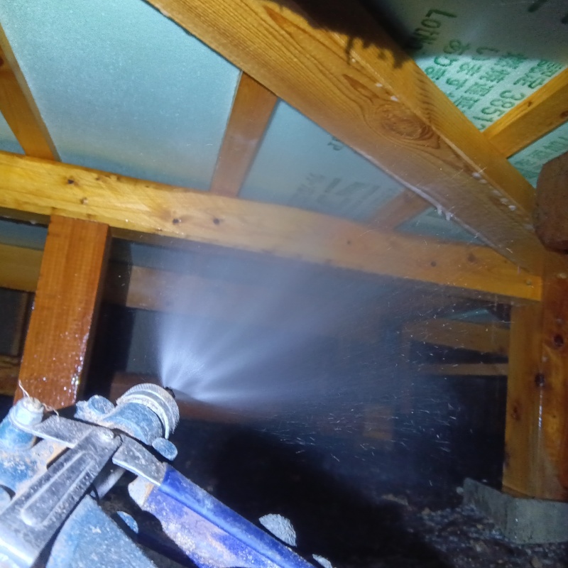 床下の木材にシロアリ駆除剤を散布