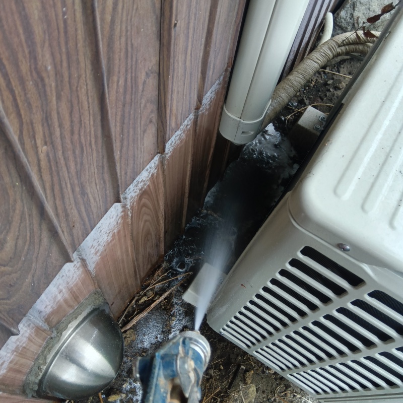 屋外の地面にシロアリ駆除剤を散布