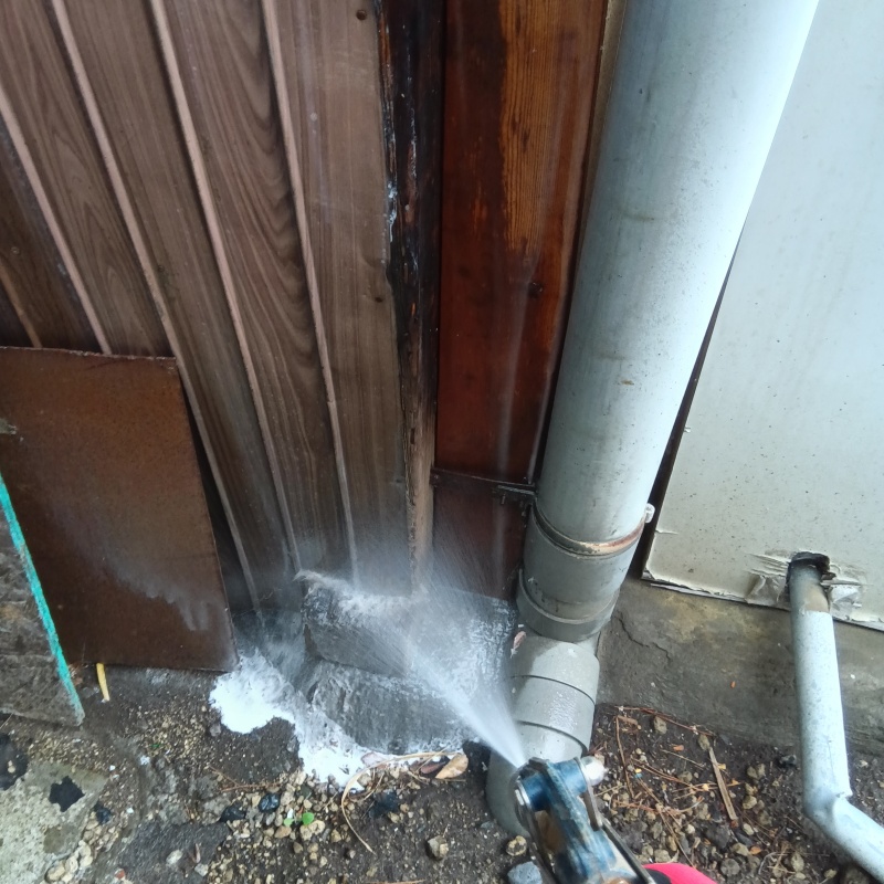 屋外の地面にシロアリ駆除剤を散布