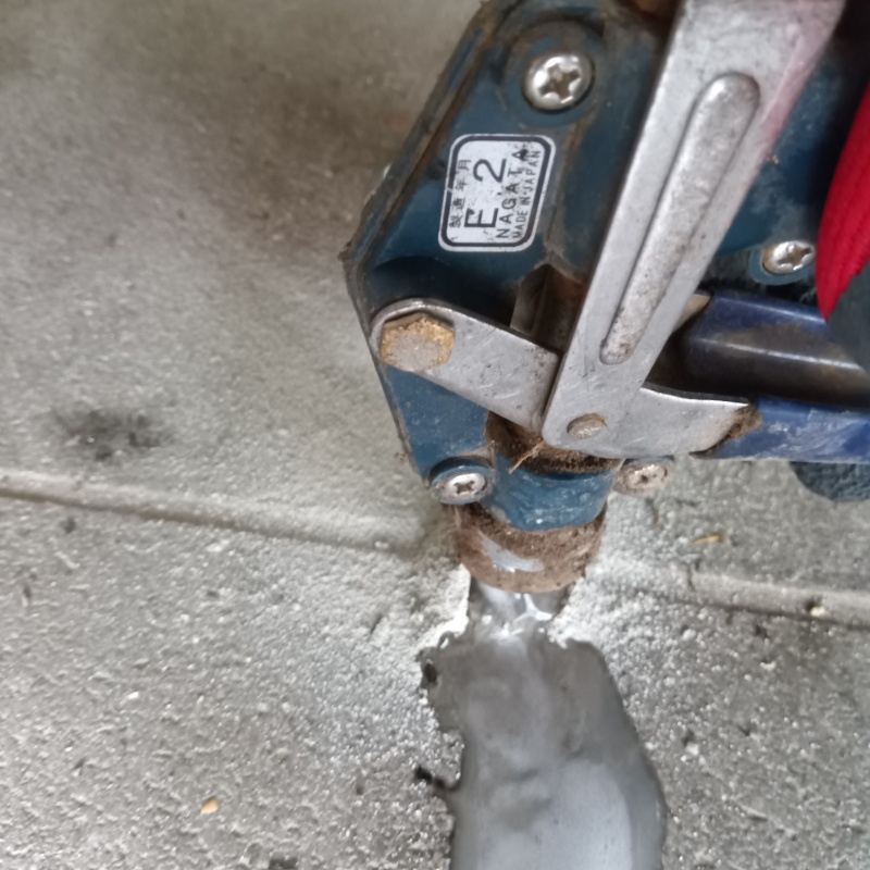 床にシロアリ駆除剤を注入