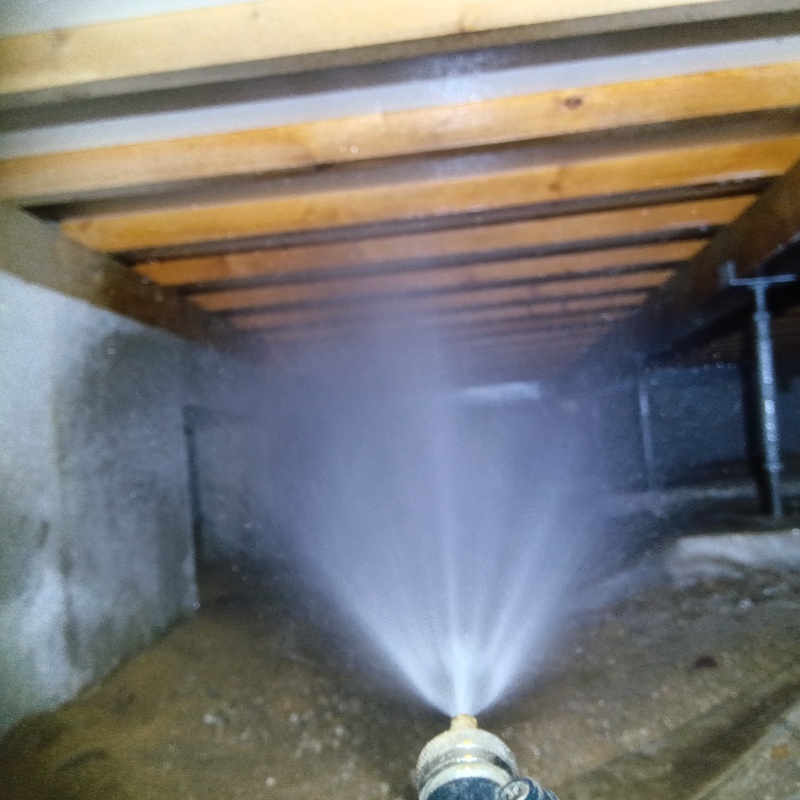 床下の木部にシロアリ駆除剤を散布