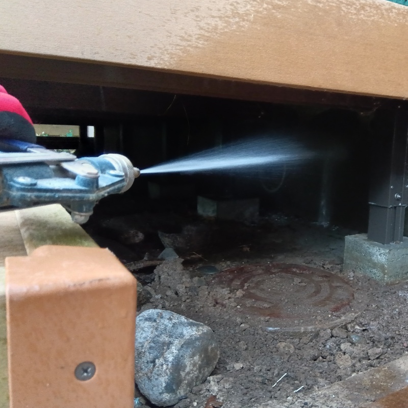 床下の土壌にシロアリ駆除剤を散布