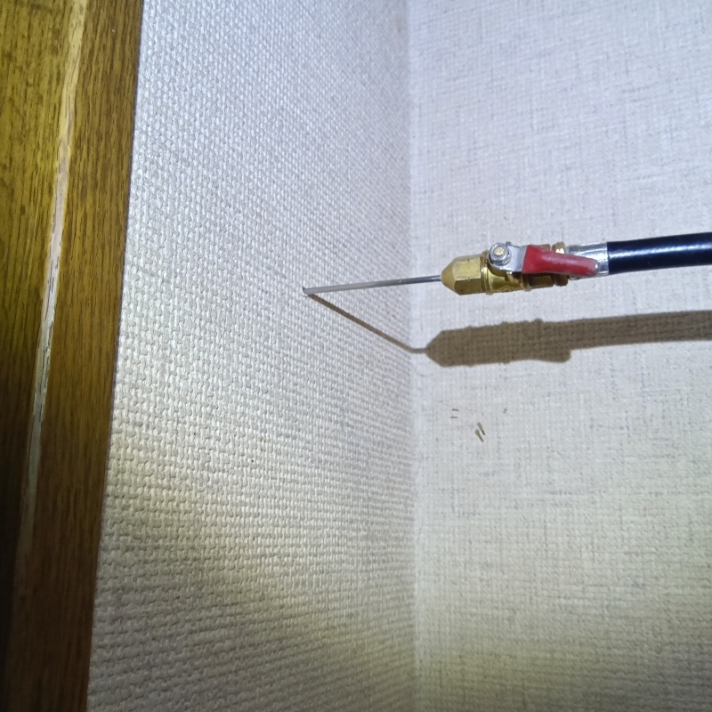 床下の土壌にシロアリ駆除剤を散布