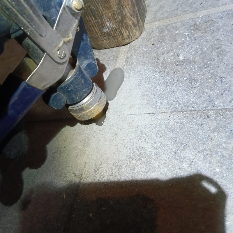 玄関の床タイルにシロアリ駆除剤を注入