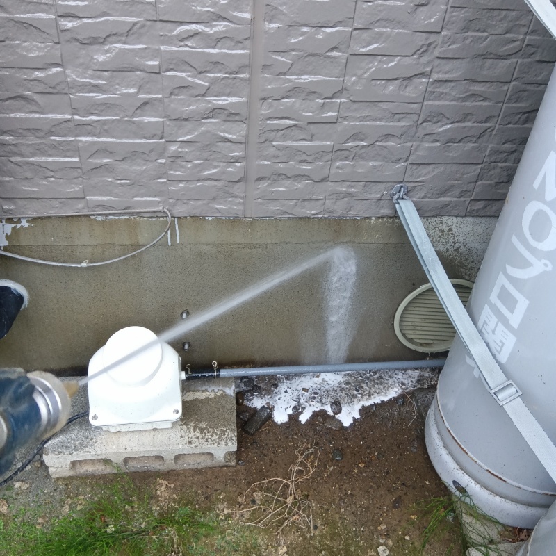 外壁まわりにシロアリ駆除剤を散布