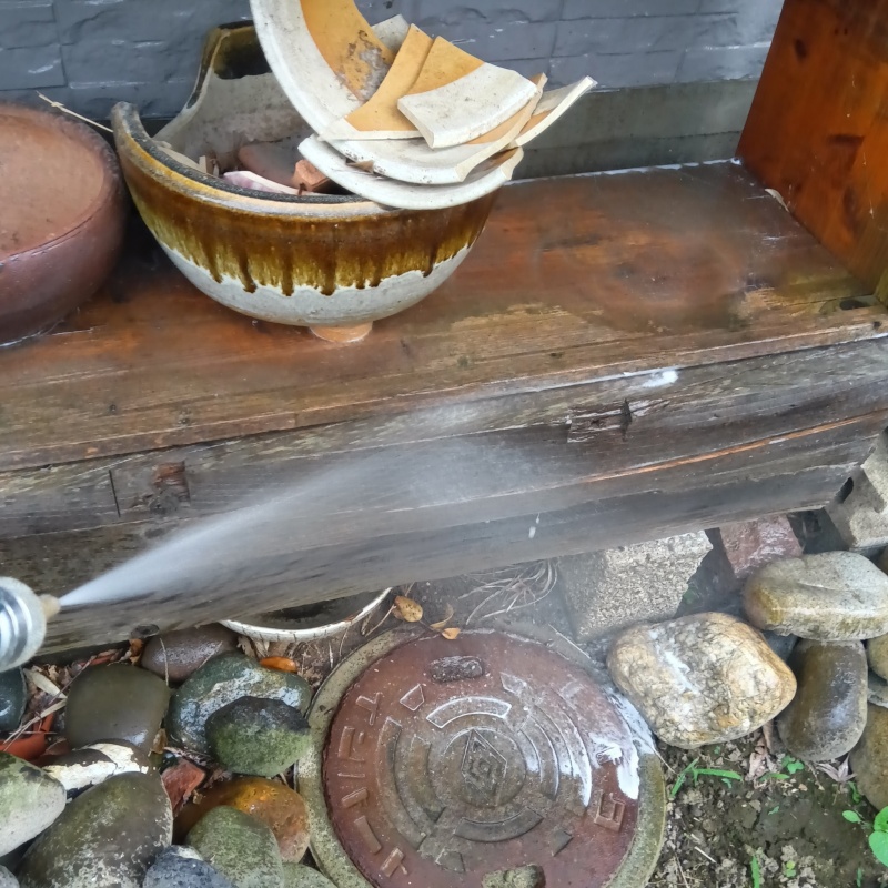 庭の保管物にシロアリ駆除剤を散布