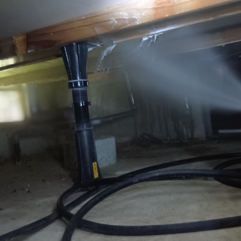 床下の木部にシロアリ駆除剤を散布