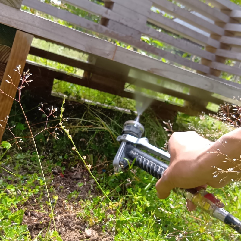 ウッドデッキにシロアリ駆除剤を散布