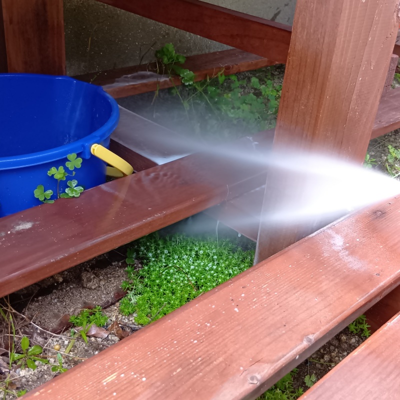 ウッドデッキにシロアリ駆除剤を散布