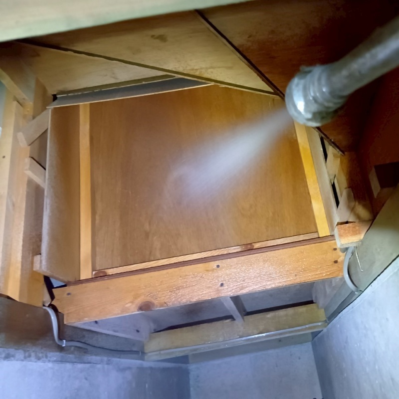 床下の木部に防蟻剤を散布