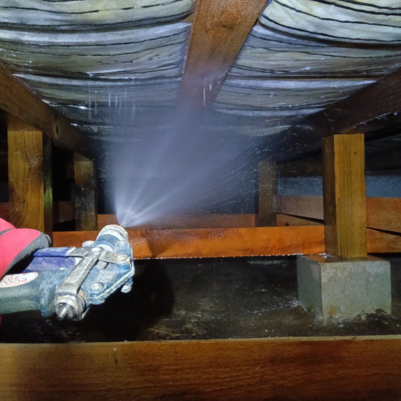 床下の木部にシロアリ駆除剤を散布
