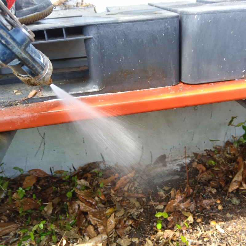 地面にシロアリ駆除剤を散布