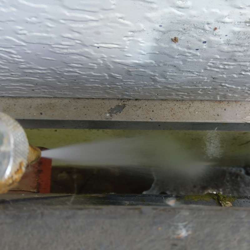 地面にシロアリ駆除剤を散布