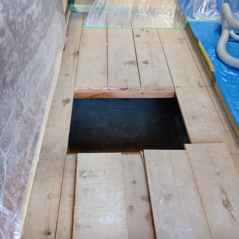 床板を切り抜いた様子