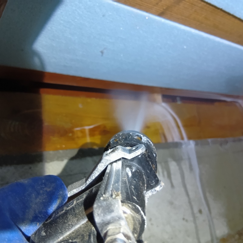 床下の木材にシロアリ駆除剤を散布