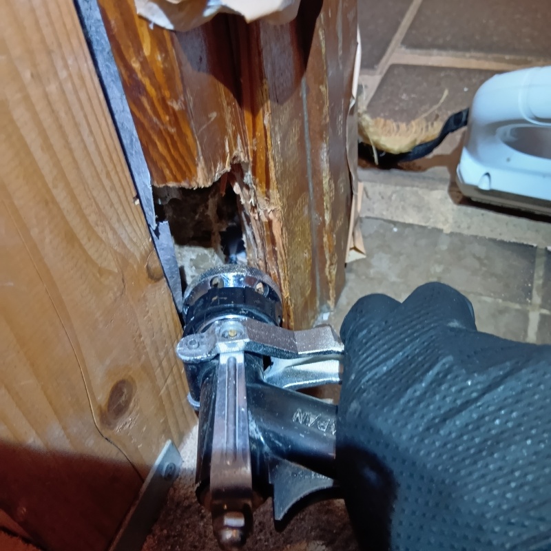 傷んだ木部にシロアリ駆除剤を注入